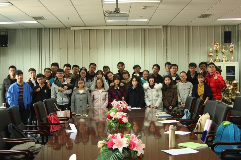 班会最后同学们和辅导员合影留念