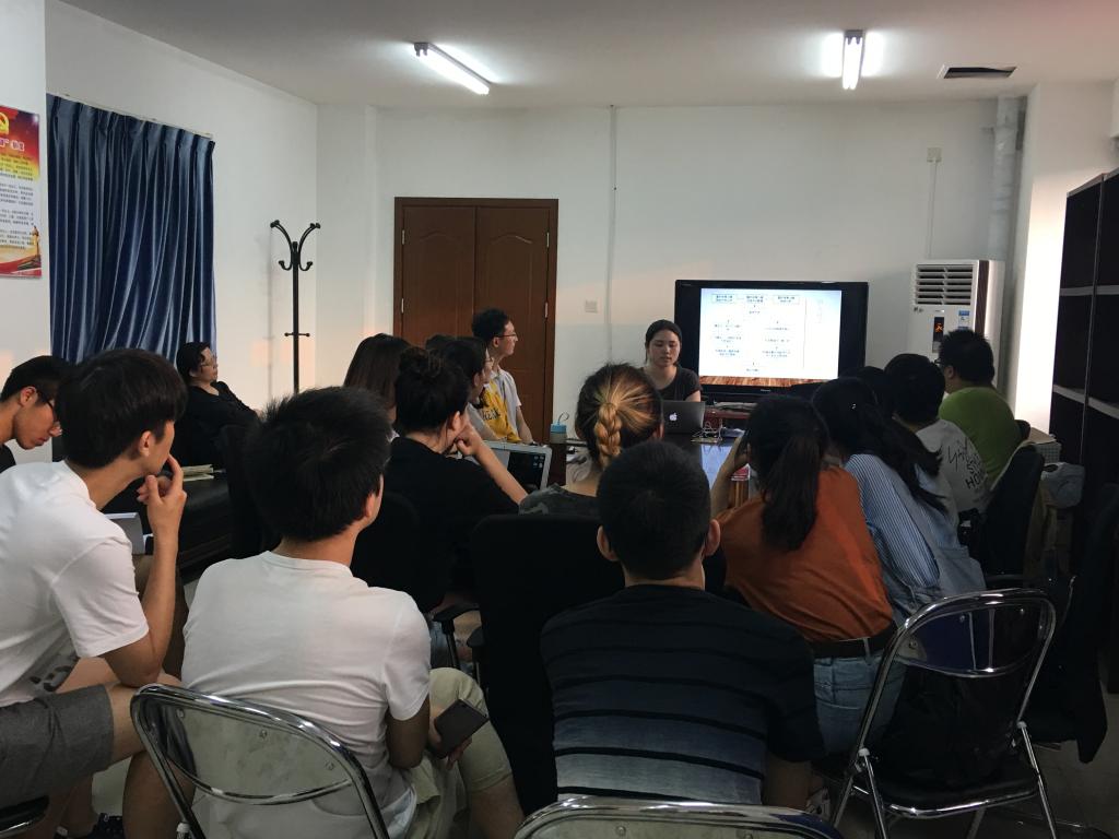 王佳妮同学在展示