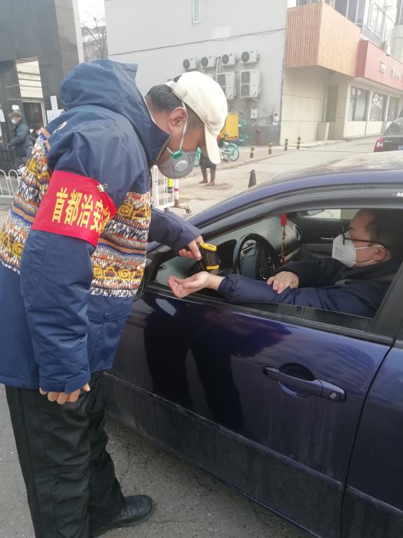 马越老师为进入小区车辆驾驶员量体温