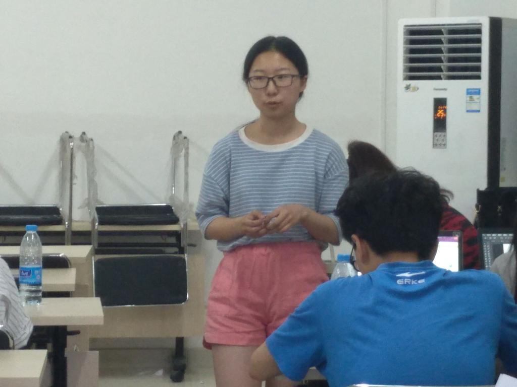 体经16-1团支部书记张文雨进行评议总结